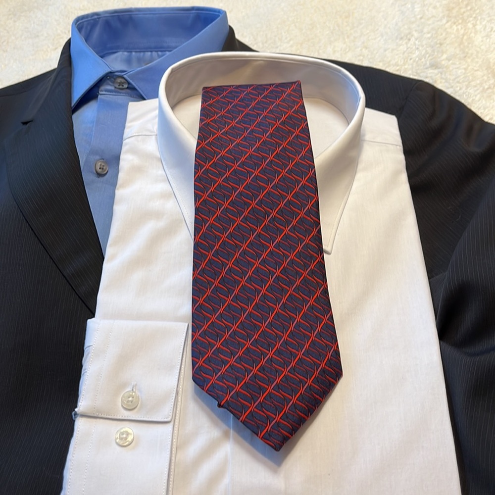 Authentic Gucci: Double Helix design, Navy Blue and Red 💯% silk